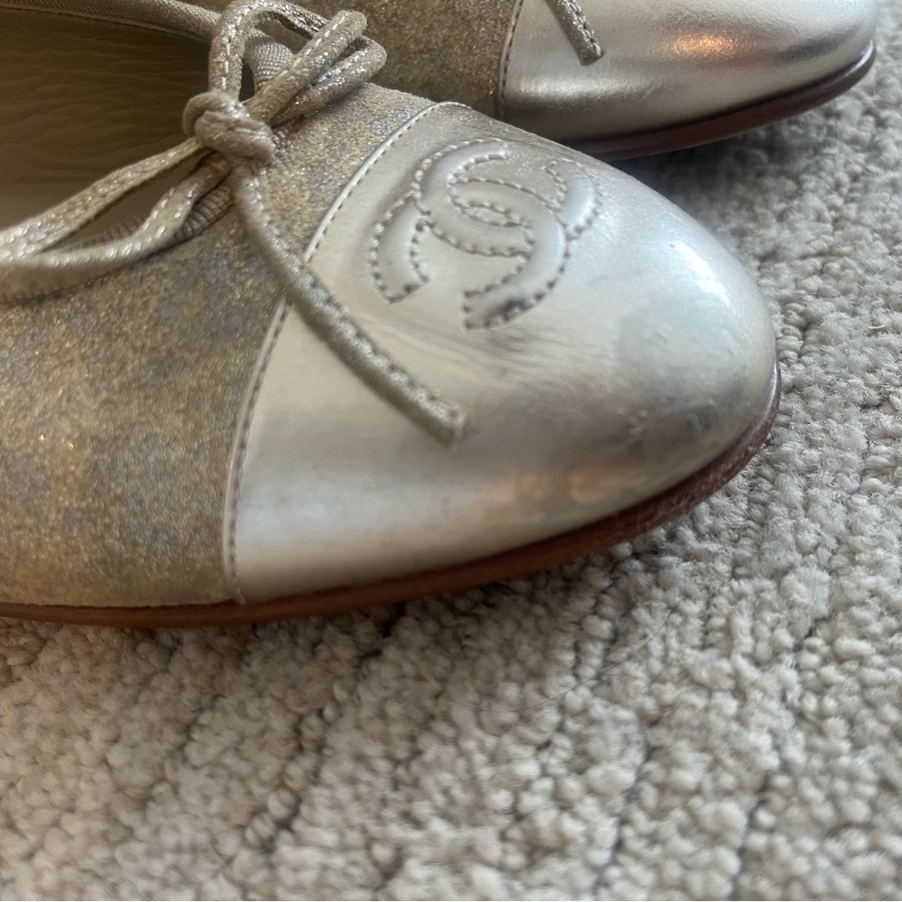 Chanel CC logo beige metallic suede ballet flats. Size 38.5 - Picture 10 of 14